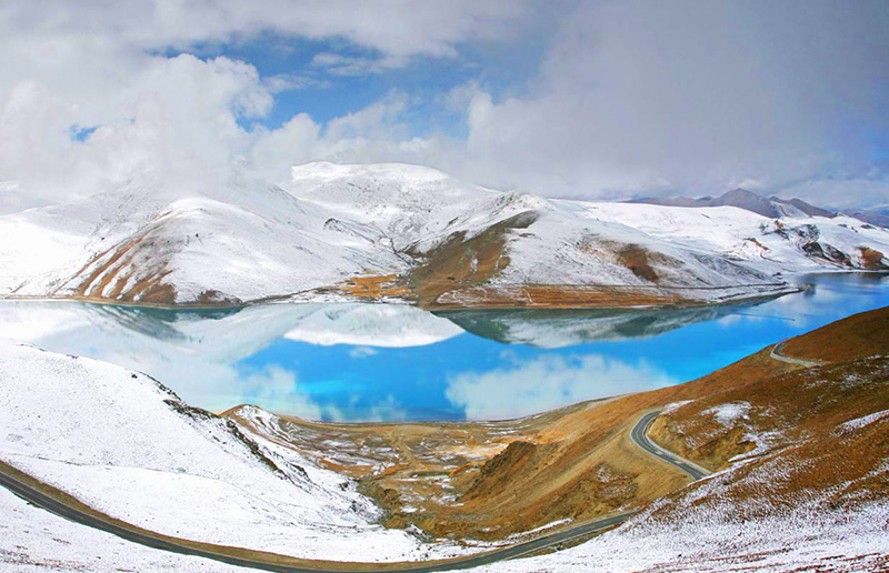 Yamdrok Lake in Winter
